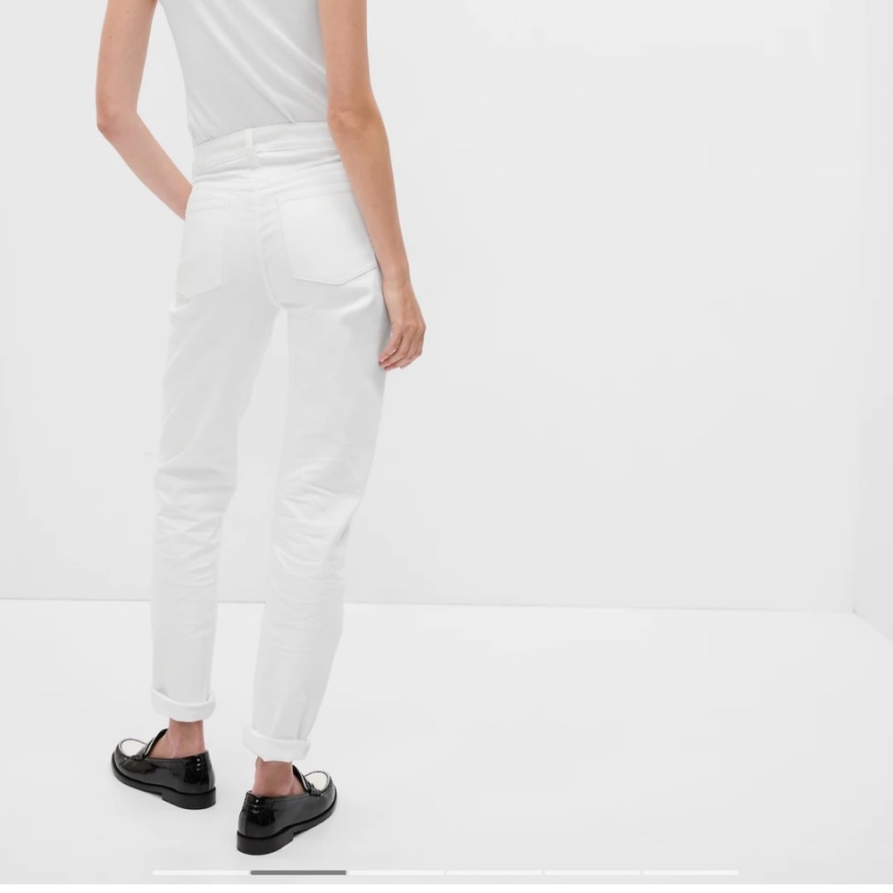 Women jeans. Gap mid rise girlfriend jeans. New.